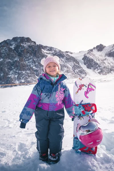 Ваша щаслива дитина має урок катання на лижах або сноуборді в гірській школі — стокове фото