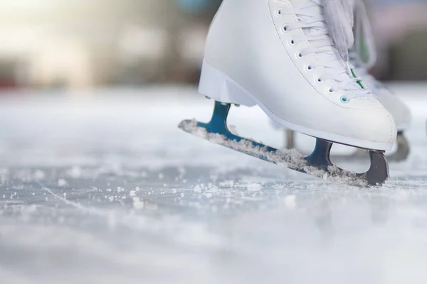 Nahaufnahme Schlittschuh Eislaufen im Freien auf der Eisbahn — Stockfoto