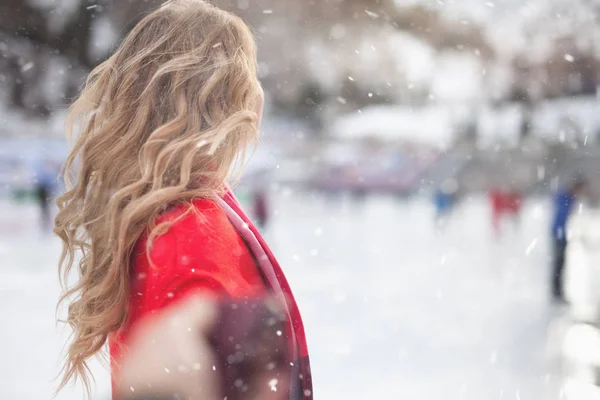 Image of unrecognizable girl ice skating at ice rink, outdoor — Stock Photo, Image