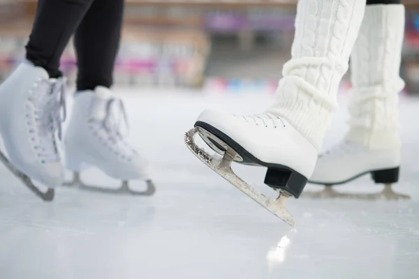 Closeup patinação sapatos patinação no gelo ao ar livre na pista de gelo — Fotografia de Stock