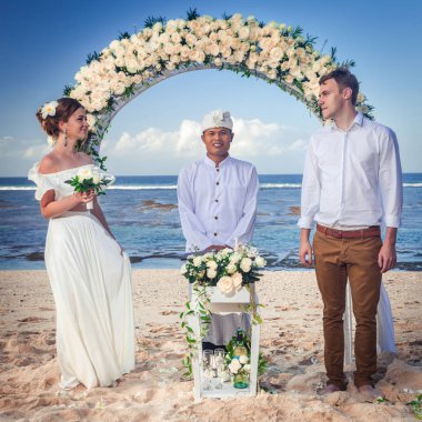 Düğün çifti sadece plajda, Bali evli