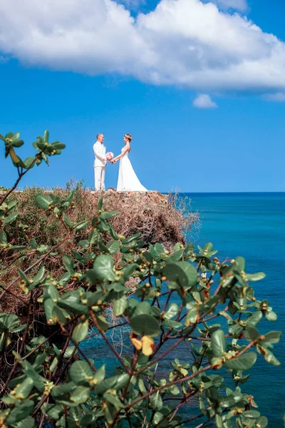 Nygifta, bruden och brudgummen nära den pittoreska blå havet — Stockfoto
