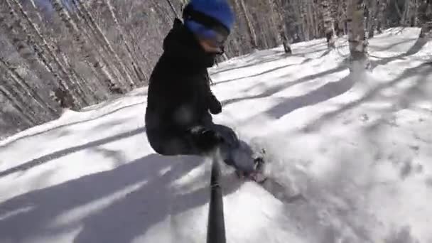 4k video persona snowboarder snowboard giù pendio primo piano con gopro — Video Stock