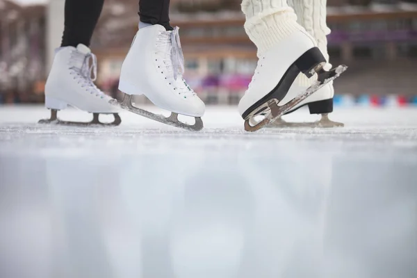 Nahaufnahme Schlittschuh Eislaufen im Freien auf der Eisbahn — Stockfoto