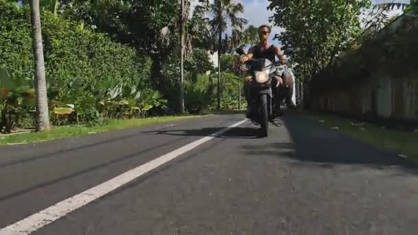 El hombre va a surfear en moto con tabla de surf. Estilo de vida surf — Vídeos de Stock