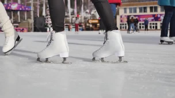 Le donne imparano a pattinare sul ghiaccio all'aperto sulla pista di pattinaggio — Video Stock