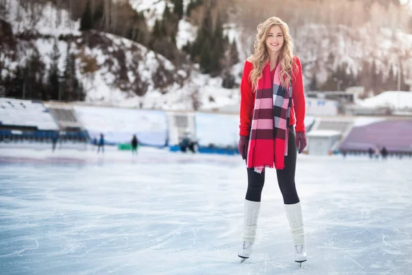 Femme patinage sur glace en plein air au stade de patinoire . — Photo