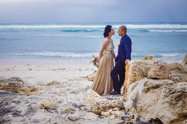 Vackra par nära havet, bröllopsresa romantiska par — Stockfoto