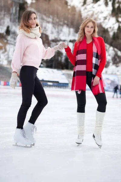 Vrouwen schaatsen buiten op de ijsbaan op — Stockfoto