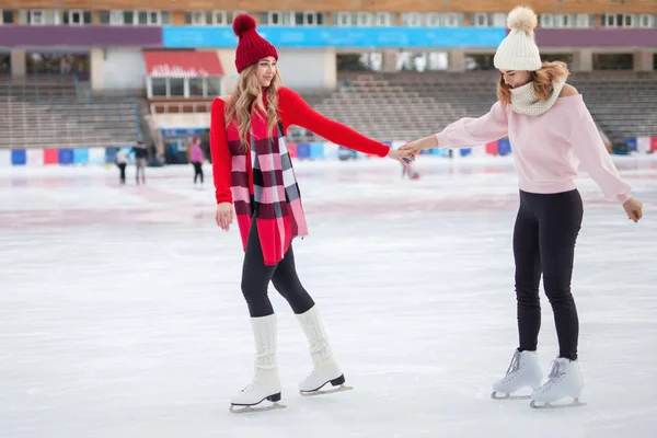 Donne pattinaggio su ghiaccio all'aperto alla pista di pattinaggio — Foto Stock