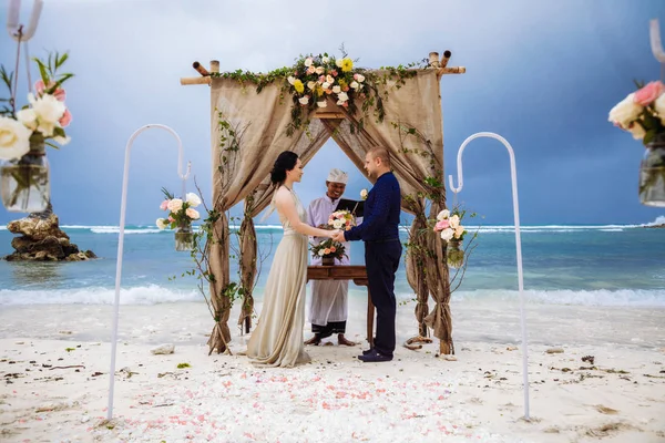 Beautiful couple near the ocean, honeymoon romantic couple — Stock Photo, Image