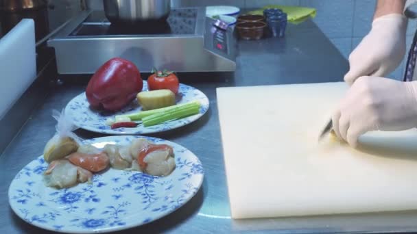 Linda niña cocinando con su madre, comida saludable — Vídeos de Stock