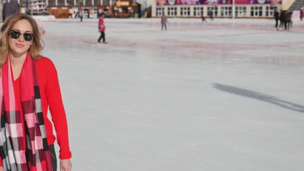 Las mujeres aprenden patinaje sobre hielo al aire libre en pista de hielo — Vídeo de stock