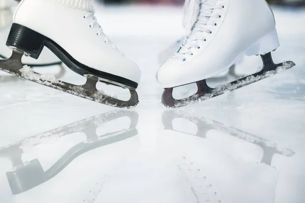 Nahaufnahme Schlittschuh Eislaufen im Freien auf der Eisbahn lizenzfreie Stockfotos