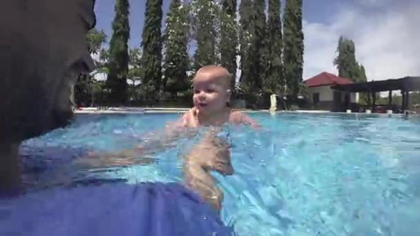 Felice sorridente bambino sta tuffandosi sott'acqua con il padre — Video Stock