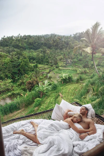 Flitterwochen auf bali, ubud. Erfolgreiches Paar entspannt in Villa, schöne Aussicht — Stockfoto