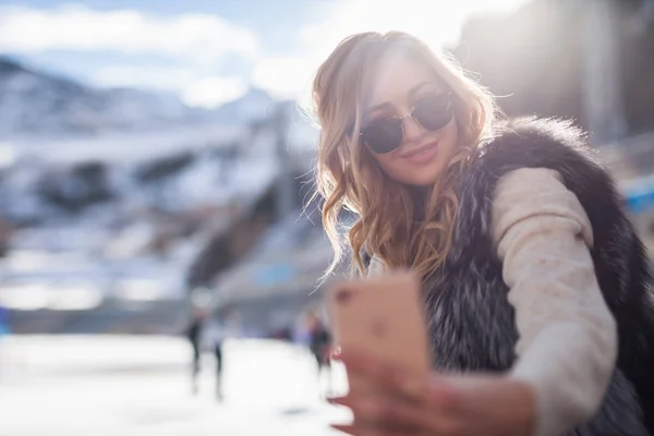 Kaunis tyttö tekee selfie matkapuhelin jäähalli — kuvapankkivalokuva