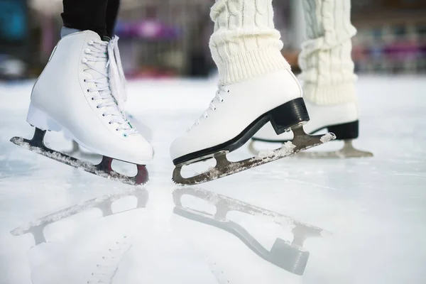 Chaussures de patinage rapproché patinage sur glace en plein air à la patinoire — Photo