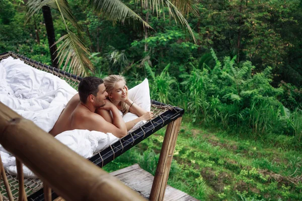 Smekmånad på Bali, Ubud. Framgångsrik par avkopplande på villa, vacker utsikt — Stockfoto
