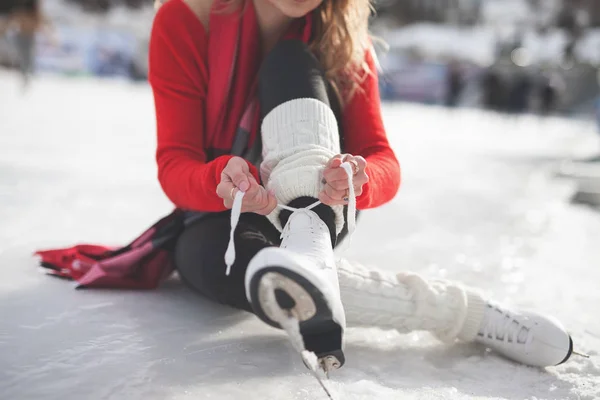 Frau schnürt Schnürsenkel Eiskunstlauf in Nahaufnahme Stockbild