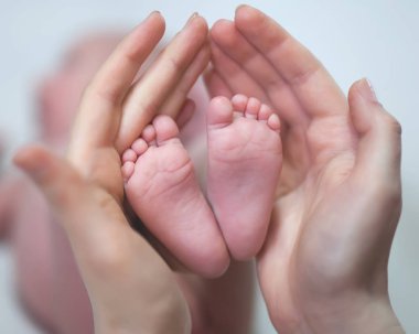 Mothercare yenidoğan kavramı. Bebe ayak tutan anne