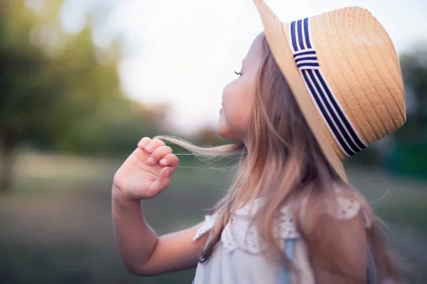 Retrato de verano al aire libre de hermoso niño feliz —  Fotos de Stock