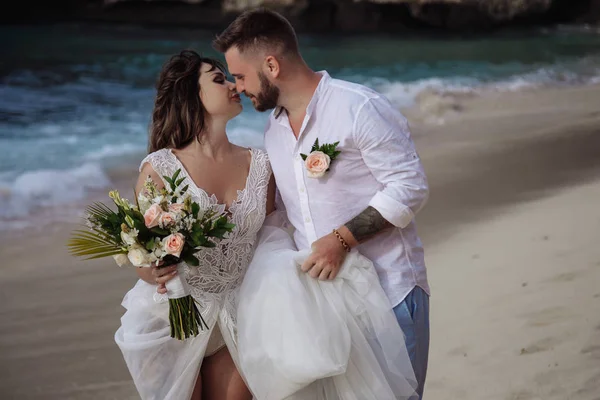 Portrait of Happy Couple, at the Beach, Holds Hands, Sea — Stock Photo, Image