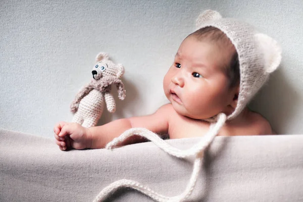 Newborn baby asian boy sleeping at blue background — Stock Photo, Image