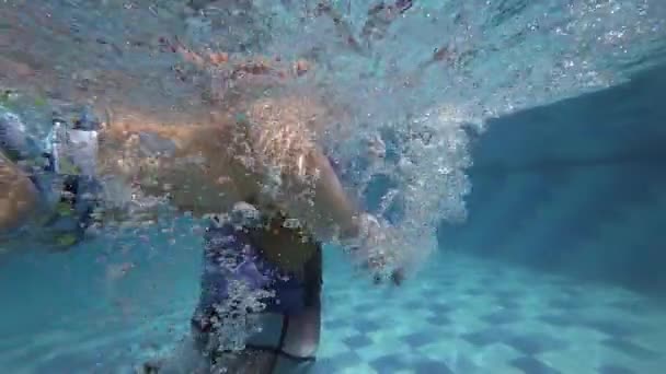 Glada leende barnet är dykning under vatten med far — Stockvideo
