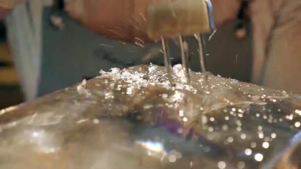 Barman está haciendo hielo de marca para el cóctel en el bar — Vídeos de Stock