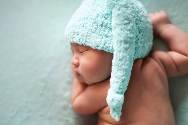 Newborn baby asian boy sleeping at blue background — Stock Photo, Image