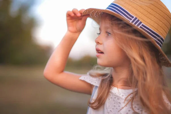 美しい幸せな子の夏の屋外のポートレート — ストック写真