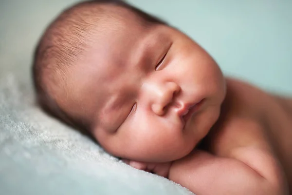 Recién nacido bebé asiático chico durmiendo en azul fondo Imagen de archivo