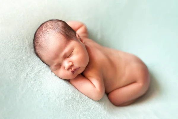 Bayi laki-laki asia yang baru lahir tidur di latar belakang biru — Stok Foto