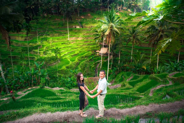 Pareja feliz caminando por las terrazas de arroz. Viajar a Bali. —  Fotos de Stock
