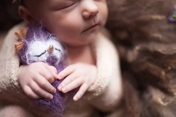 Primo piano neonata che dorme sullo sfondo. Concetto neonato e materno — Foto Stock