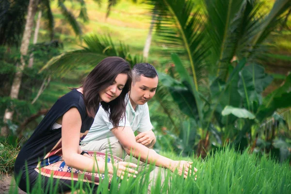 Šťastný pár cestování na Bali, rýžové terasy Tegalalang, Ubud — Stock fotografie