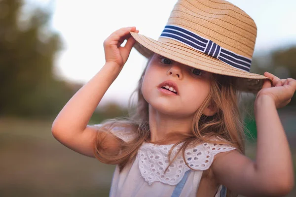 美しい幸せな子の夏の屋外のポートレート — ストック写真