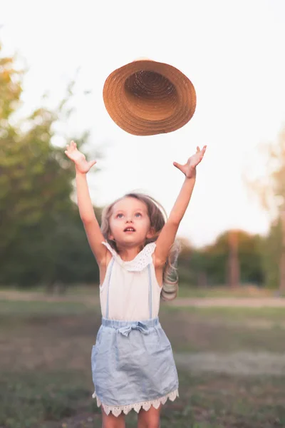 Retrato de verano al aire libre de hermoso niño feliz —  Fotos de Stock