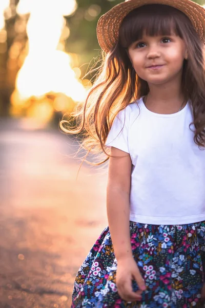 Verão retrato ao ar livre da bela criança feliz — Fotografia de Stock