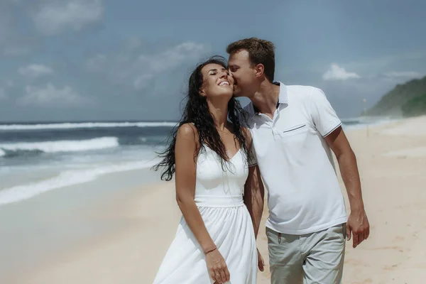 Glückliches Paar, das am Strand spazieren geht, auf bali reist. — Stockfoto
