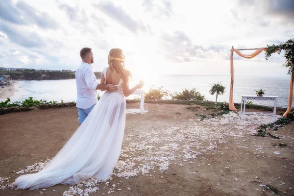 Beautiful couple near the ocean, honeymoon romantic couple Royalty Free Stock Images