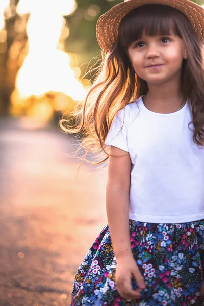 Летний портрет счастливого ребенка на открытом воздухе Стоковое Изображение