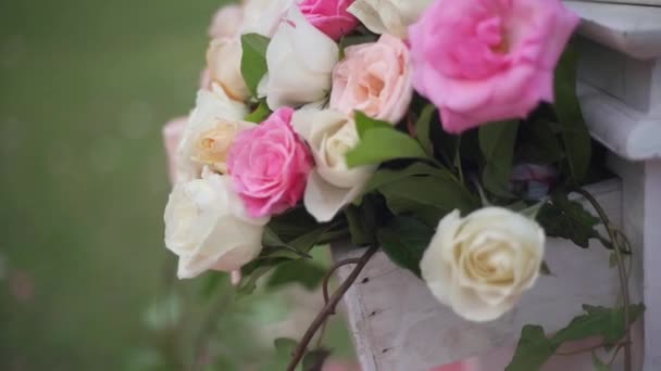 Dekoracja łuku kwiatów ślubnych. Łuk ślubny ozdobiony kwiatami — Wideo stockowe