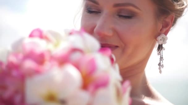 Όμορφη νύφη χαμόγελο και ψάχνει αίσθημα ευτυχίας τόσο για την ημέρα του γάμου — Αρχείο Βίντεο