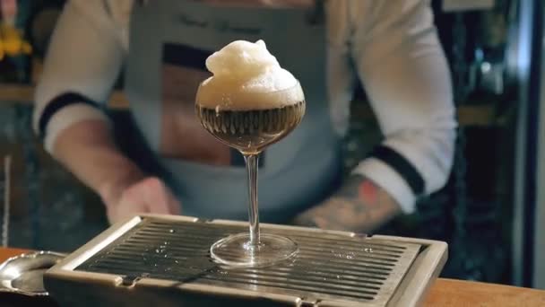 Barman is making cocktail at night club. Unique man. — Stock Video