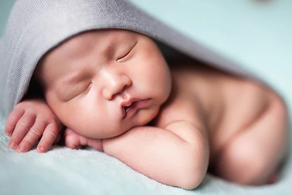 Newborn baby asian boy sleeping at blue background — Stock Photo, Image