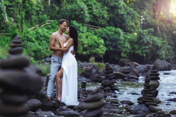 Sexy pár cestování na Bali Ubud u velkého vodopádu — Stock fotografie