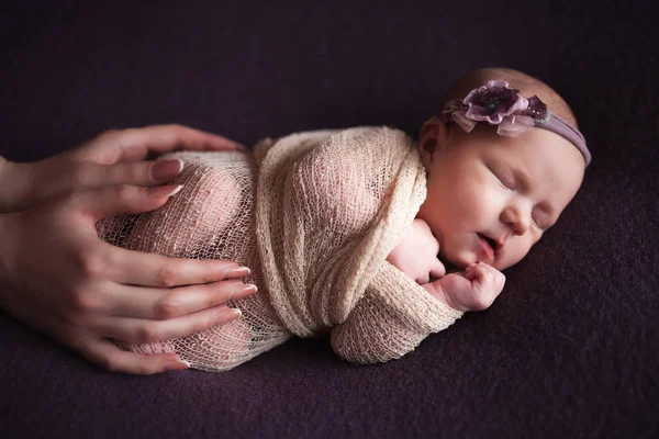 Mothercare yenidoğan kavramı. Bebe ayak ve kalp tutan anne — Stok fotoğraf