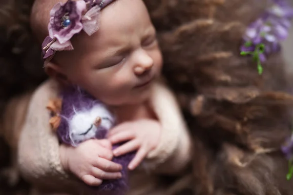 Nahaufnahme Säugling Baby Mädchen schlafend im Hintergrund. Konzept für die Betreuung von Neugeborenen und Müttern — Stockfoto